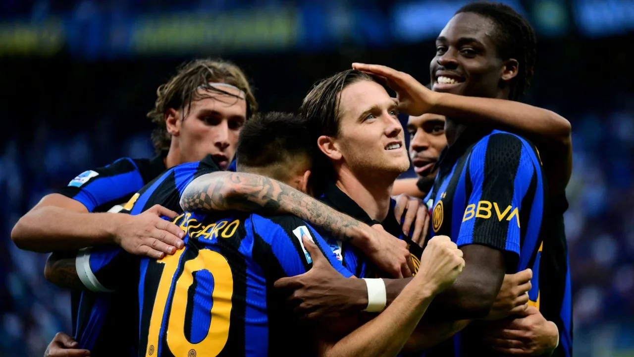 Các cầu thủ Inter Milan ăn mừng chiến thắng và tinh thần tập thể