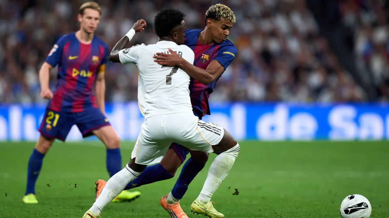 Cầu thủ Real Madrid và Barcelona tranh chấp bóng trong trận El Clasico hiện đại
