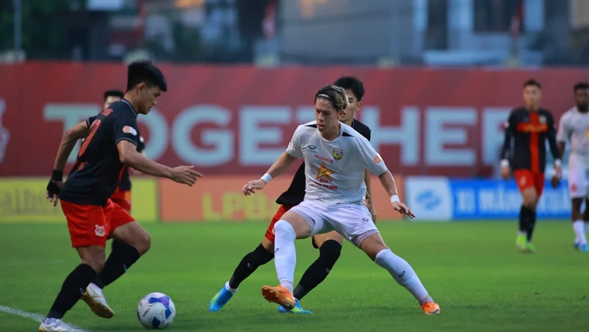 Cầu thủ tranh chấp bóng trong một trận đấu V-League