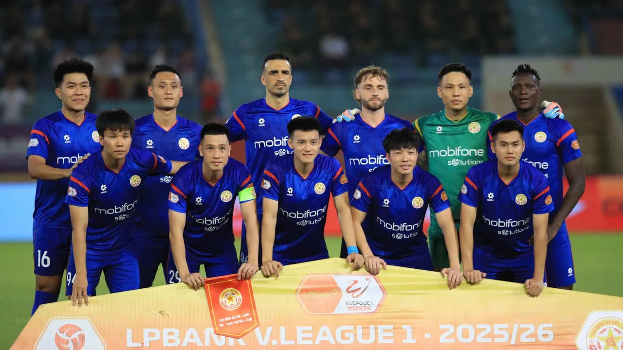Đội bóng V-League 1 2025/26 chụp ảnh cùng cúp vô địch